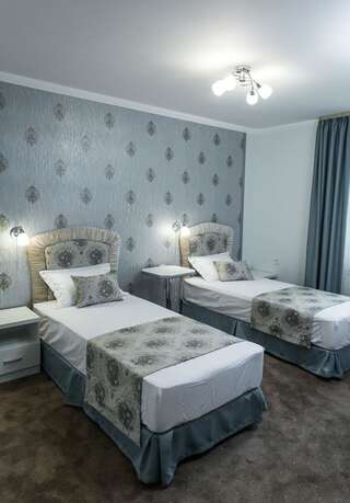 Отель Emmar Zlatograd Златоград Двухместный номер с 2 отдельными кроватями и балконом-2
